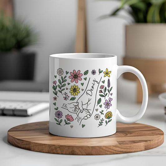 Kişiye Özel Anne Baba ve Çocuk İsimli Kupa – El Ele Çizimli, Çiçekli Tasarım Hediye Bardak