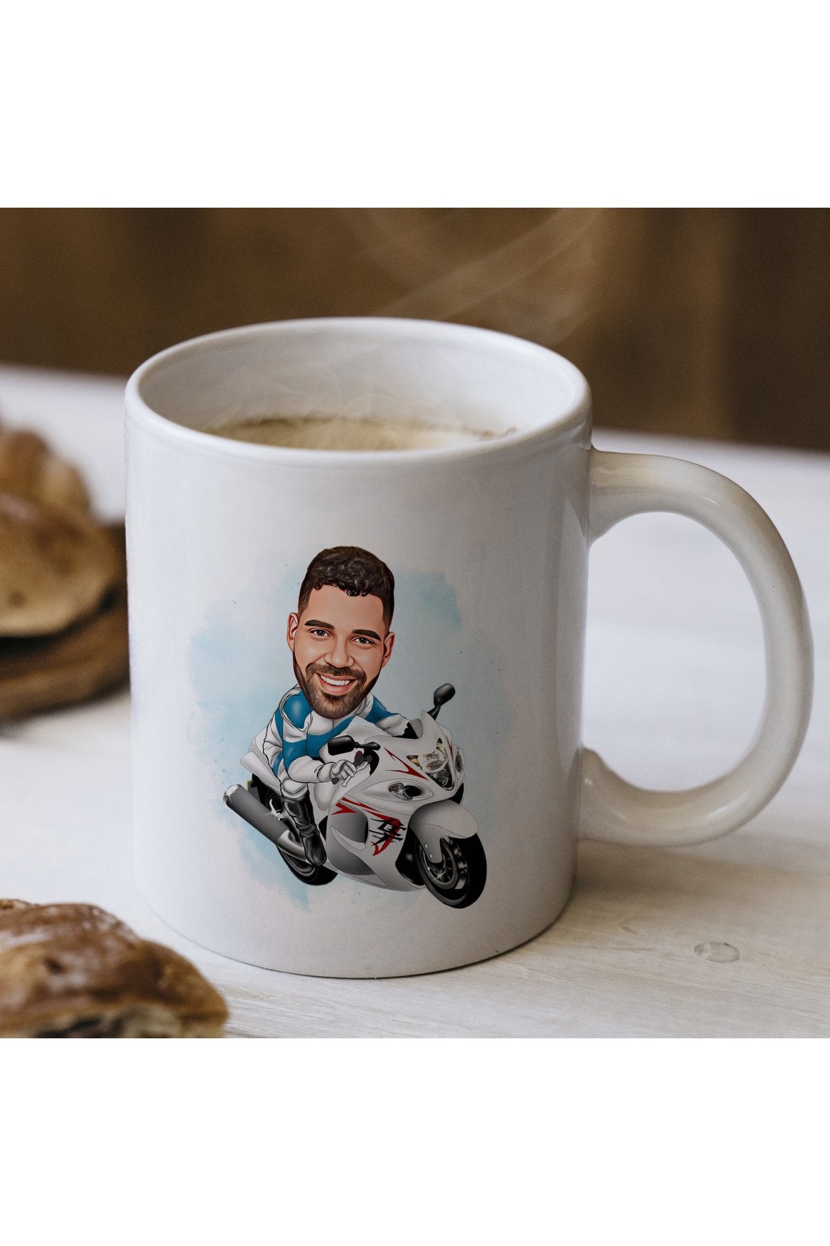 Motorcuya Özel Karikatür Kupa – Fotoğraftan Çizimle Hazırlanan Eğlenceli Kişiye Özel Hediye