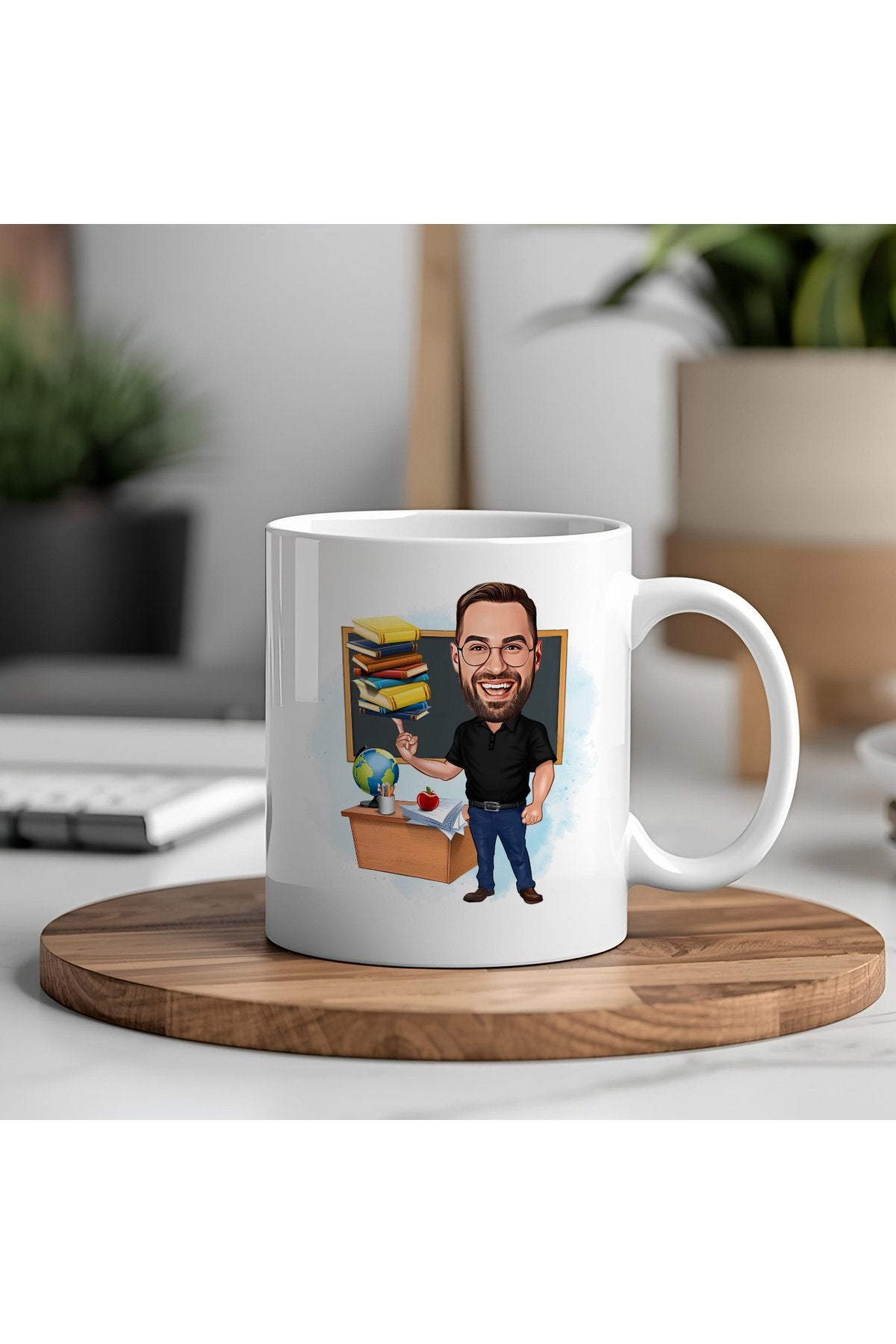 Öğretmenler Gününe Özel Kişisel Karikatür Kupa – Fotoğraftan Çizimle Hazırlanan Eşsiz Hediye