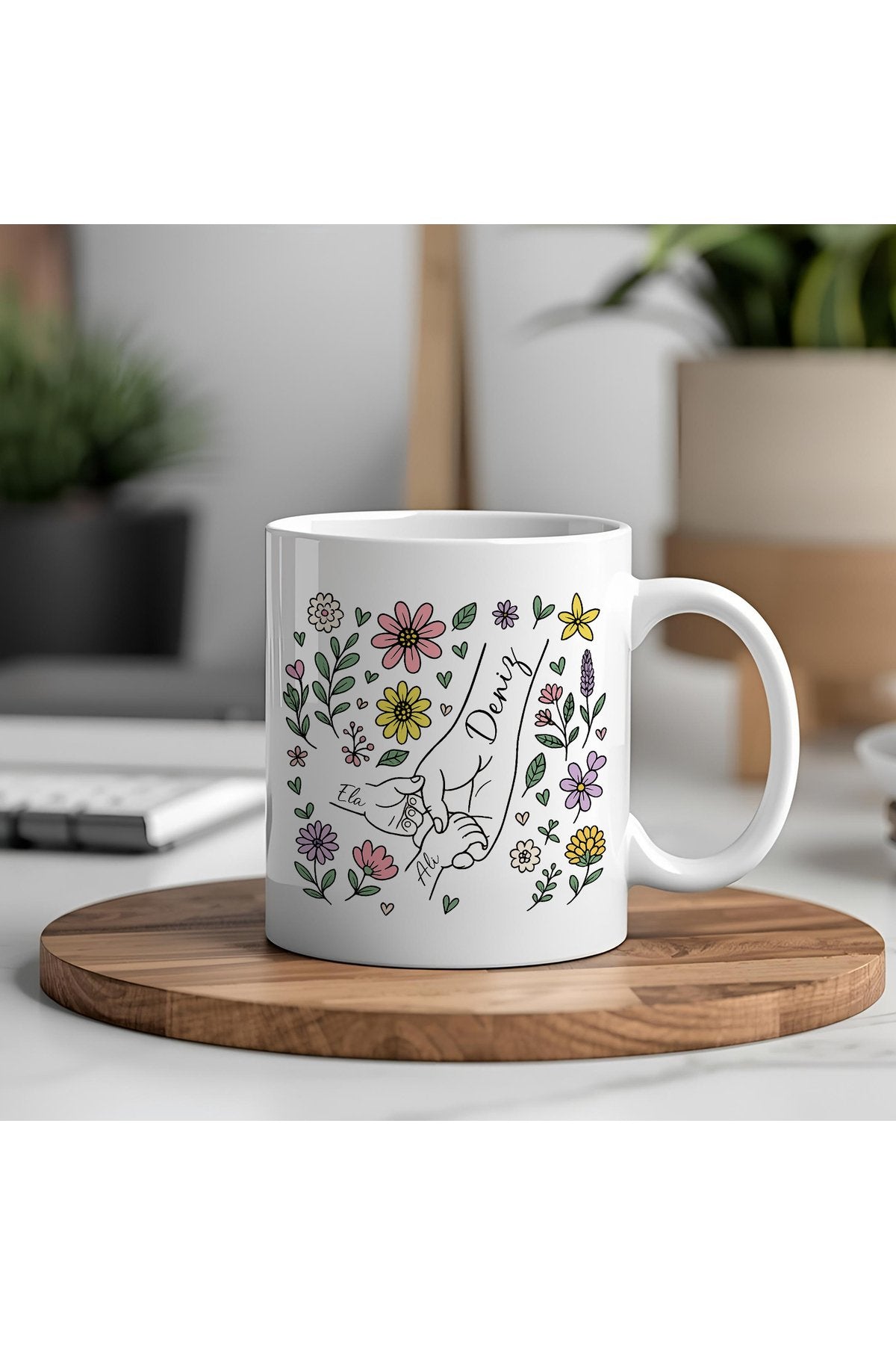 Kişiye Özel Anne Baba ve Çocuk İsimli Kupa – El Ele Çizimli, Çiçekli Tasarım Hediye Bardak