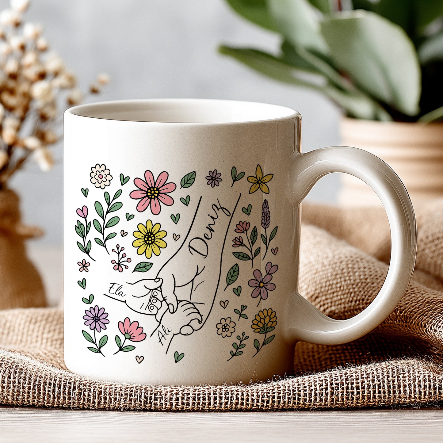 Kişiye Özel Anne Baba ve Çocuk İsimli Kupa – El Ele Çizimli, Çiçekli Tasarım Hediye Bardak