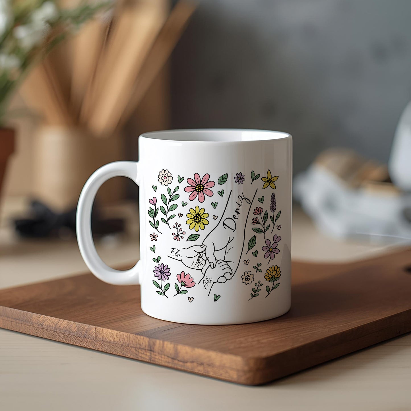 Kişiye Özel Anne Baba ve Çocuk İsimli Kupa – El Ele Çizimli, Çiçekli Tasarım Hediye Bardak