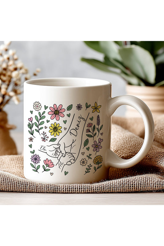 Kişiye Özel Anne Baba ve Çocuk İsimli Kupa – El Ele Çizimli, Çiçekli Tasarım Hediye Bardak