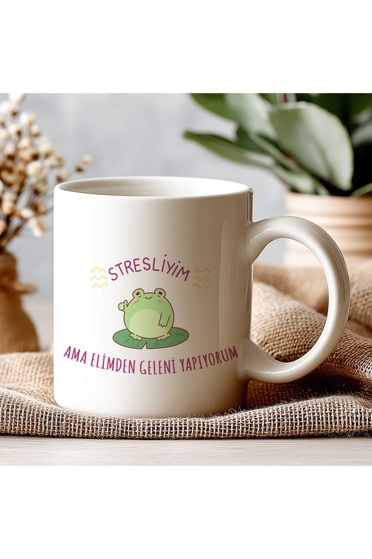 Stresliyim Ama Elimden Geleni Yapıyorum Kupa – Komik Kurbağa Tasarımlı Motivasyon Bardak