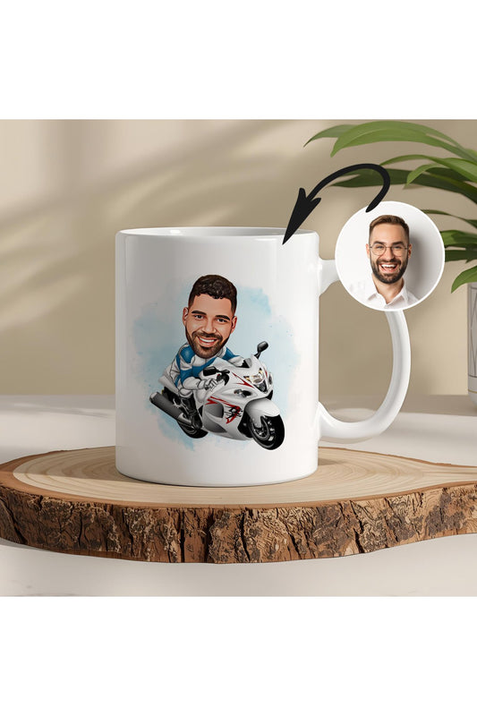 Motorcuya Özel Karikatür Kupa – Fotoğraftan Çizimle Hazırlanan Eğlenceli Kişiye Özel Hediye
